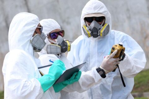 Emergency personnel wearing protective suits check the air quality in Pasir Gudang on June 25, 2019, after toxic fumes were reported in the area. Scores of people have fallen ill and hundreds of schools have been closed in Malaysia due to toxic fumes believed to have come from a chemical factory, authorities said on June 25.  / AFP / Muhammad SYUKRI